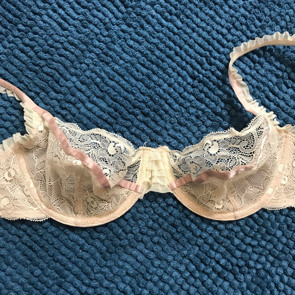 Elle MacPherson bra